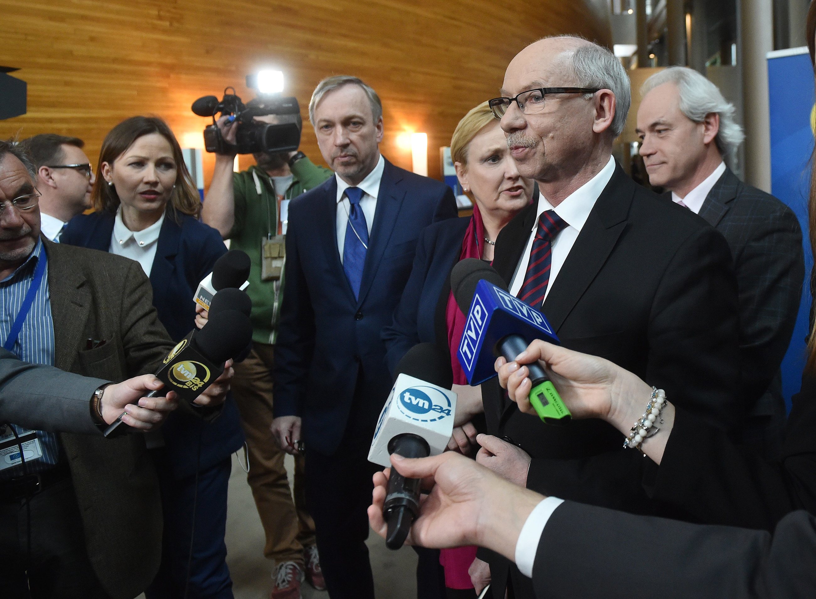 Europosłowie PO Bogdan Zdrojewski, Małgorzata Omilanowska, Janusz Lewandowski i Adam Szejnfeld na konferencji prasowej po głosowaniu nad rezolucją o Polsce podczas sesji Parlamentu Europejskiego w Strasburgu