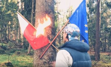 Działacz LGBT Sławomir Kuleta pali polską flagę