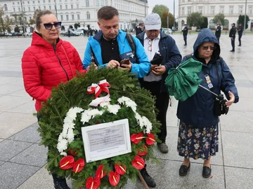 Działacze anty-PiS Katarzyna Augustynek (P) oraz Zbigniew Komosa