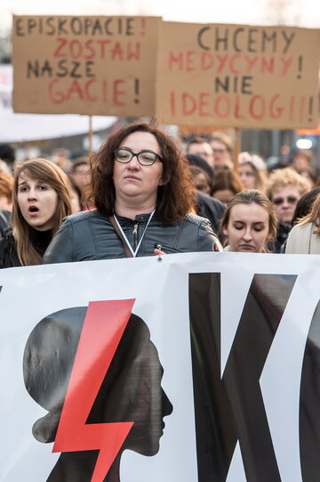 Działaczka KOD, inicjatorka i pomysłodawczyni Ogólnopolskiego Strajku Kobiet Marta Lempart uczestniczy w Międzynarodowym Strajku Kobiet w Dzień Kobiet, 8.03.2017 we Wrocławiu