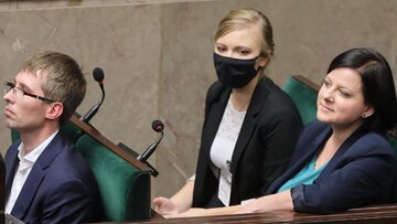 Działaczka Pro-life Kaja Godek (P) i przedstawiciel inicjatywy ustawodawczej Krzysztof Kasprzak (L) na sali obrad Sejmu