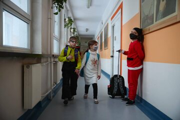 Dzieci na szkolnym korytarzu, zdjęcie ilustracyjne