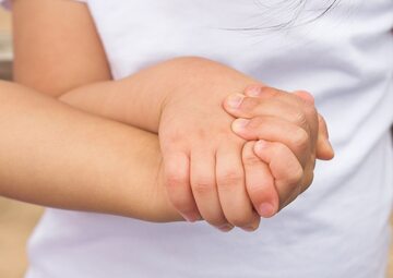 Dzieci trzymające się za ręce, zdjęcie ilustracyjne