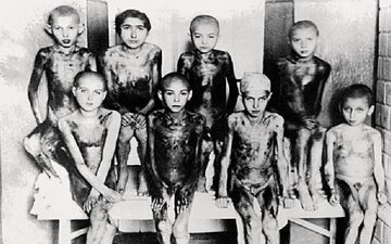Dzieci w obozie Auschwitz.