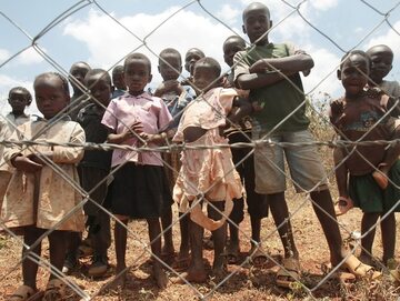 Dzieci w slamsach Kawangware (Kenia). Zdj. ilustracyjne