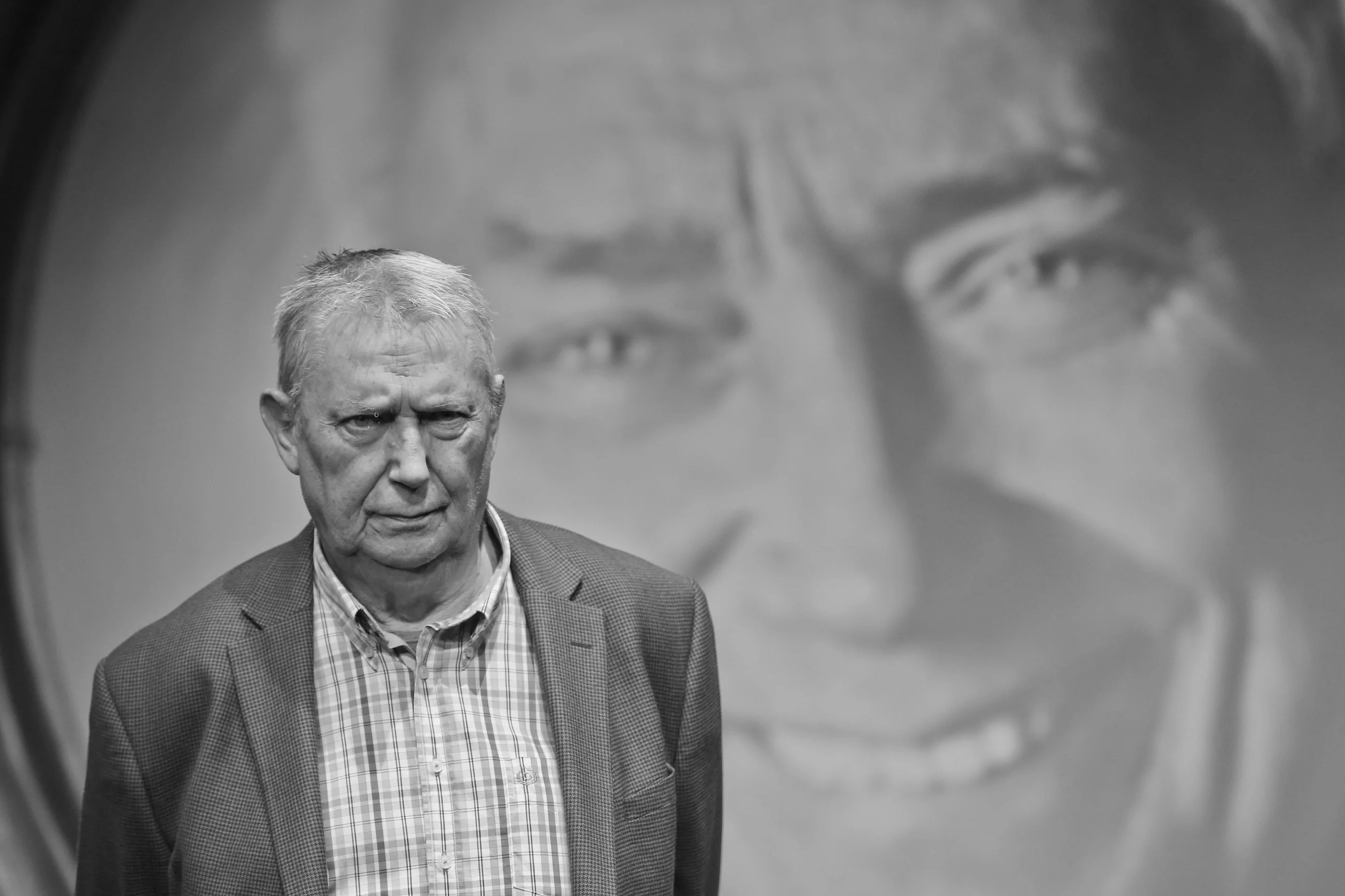 Wojciech Młynarski – polski poeta, artysta kabaretowy i piosenkarz. Jeden z najwybitniejszych twórców tekstów kabaretowych w powojennej Polsce. Zmarł 15 marca 2017 r.