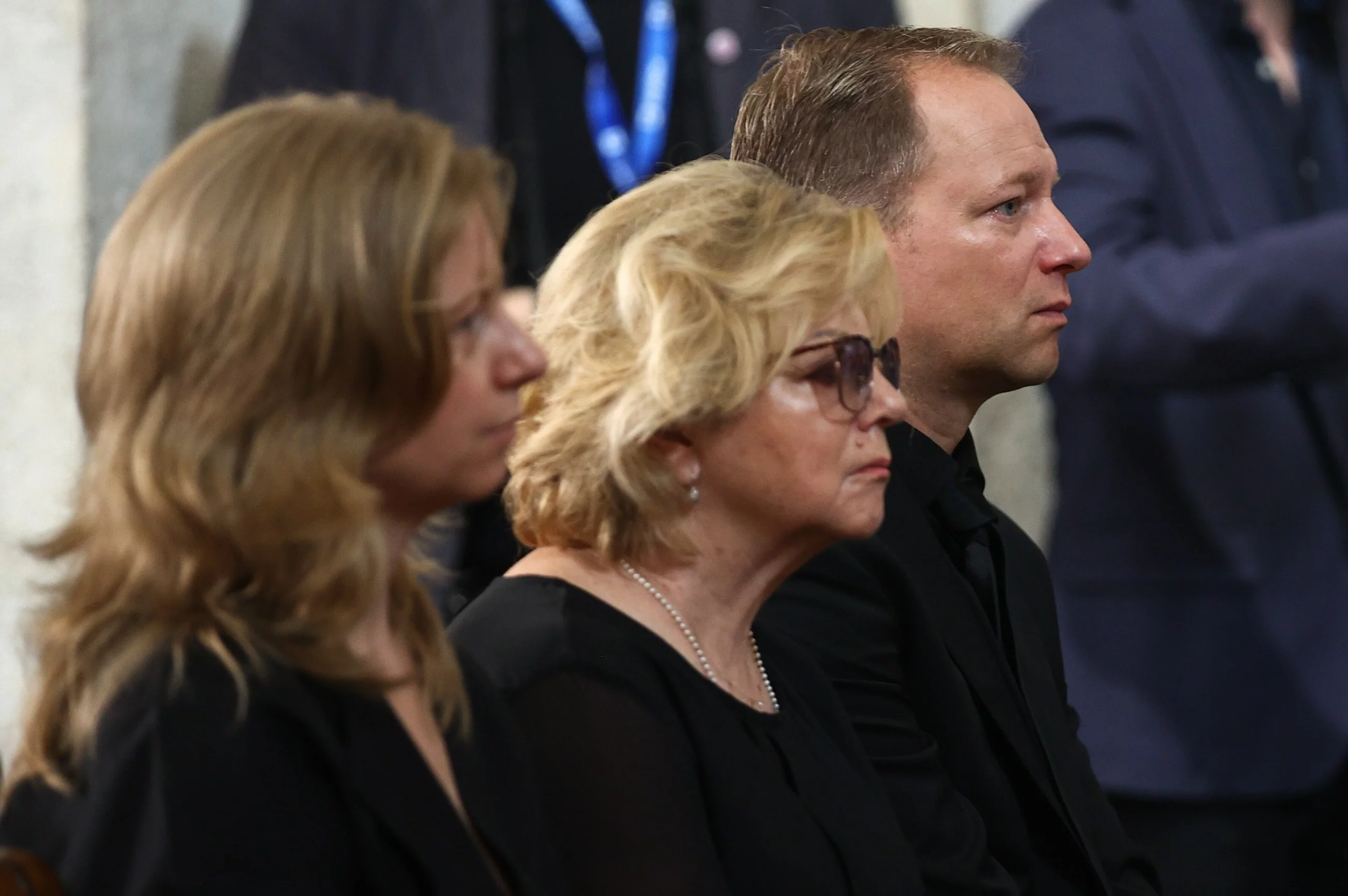 Dzieci zmarłego Jerzego Stuhra: Maciej Stuhr (P) i Marianna Stuhr (L) oraz żona aktora Barbara Stuhr (C)