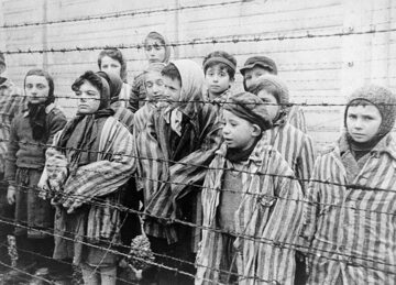 Dziecie więzione w Auschwitz tuż po wyzwoleniu przez Armię Czerwoną. Pierwsze od prawej siostry Mozes.