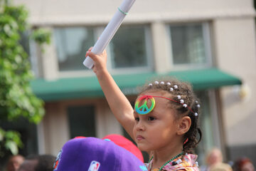Dziecko na paradzie LGBT, zdjęcie ilustracyjne