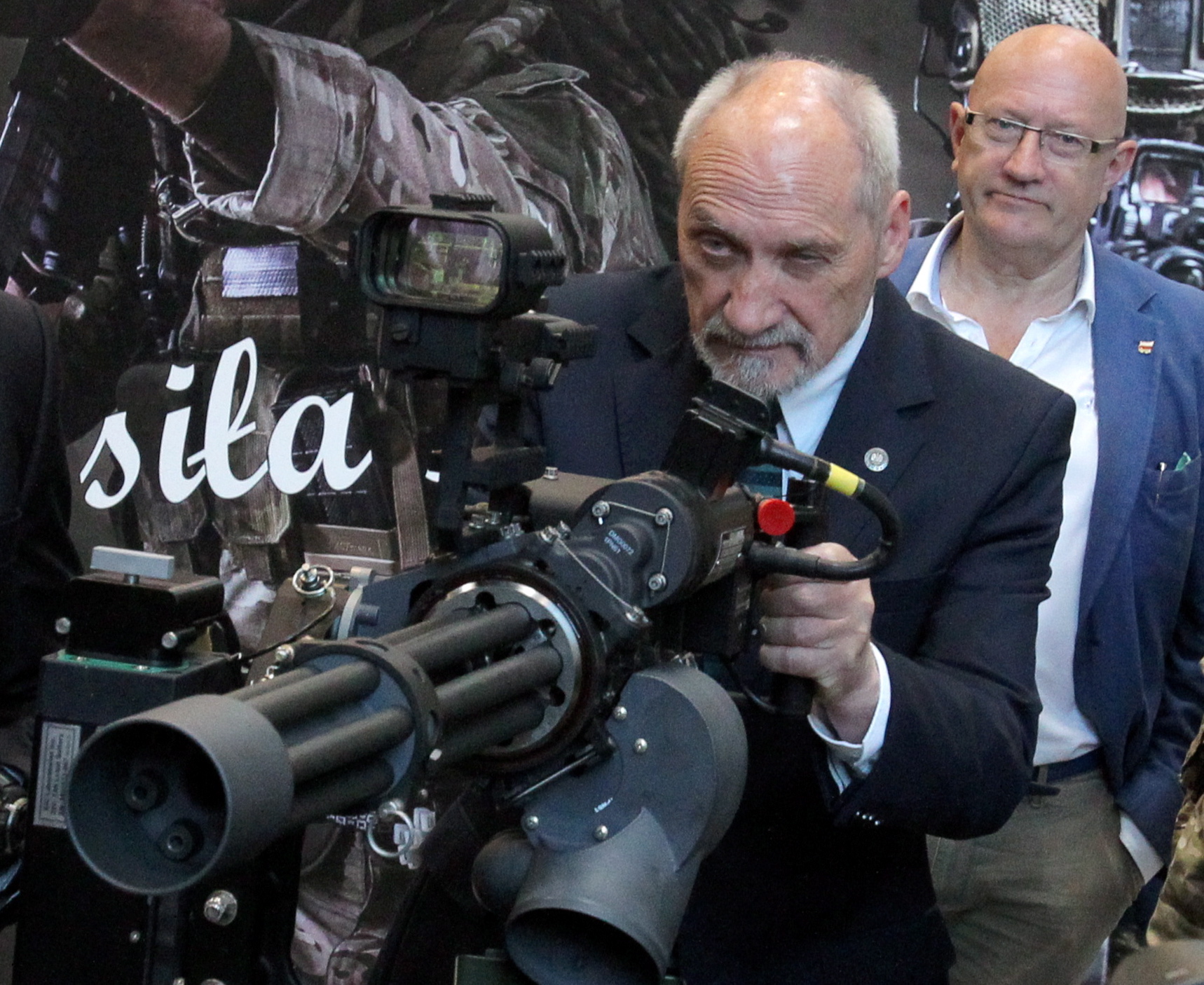Szef MON Antoni Macierewicz wypróbowuje sześciolufowy karabin maszynowy M134 Minigun