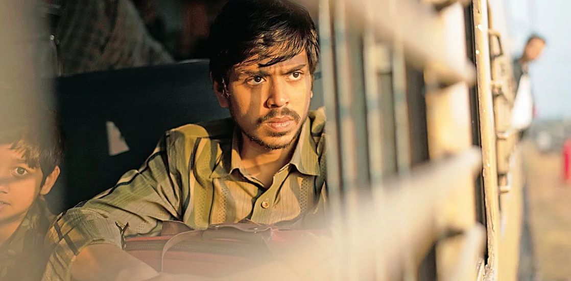 Adarsh Gourav musiał wiarygodnie pokazać Balrama w kilku wersjach. I zrobił to perfekcyjnie