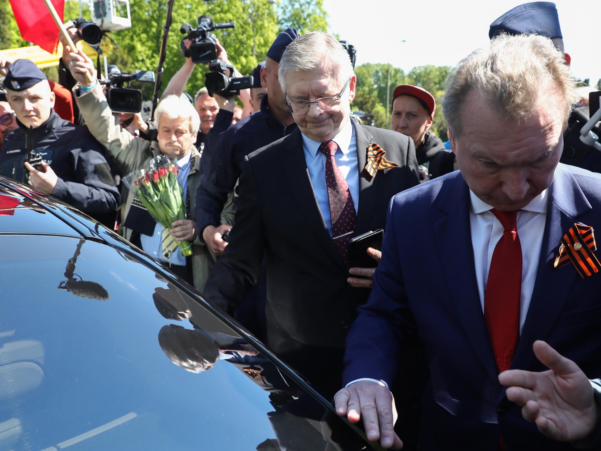 Ambasador Federacji Rosyjskiej w Polsce Siergiej Andiejew (2P) podczas próby złożenia kwiatów przy Cmentarzu-Mauzoleum Żołnierzy Radzieckich w Warszawie