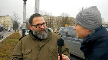 Dziennikarz Bartłomiej Graczak rozmawia z mężczyzną, który miał rzucać kostką brukową podczas protestu rolników w Warszawie 6 marca