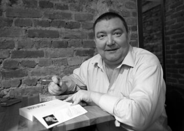 Dziennikarz Paweł Zarzeczny podczas promocji swojej książki