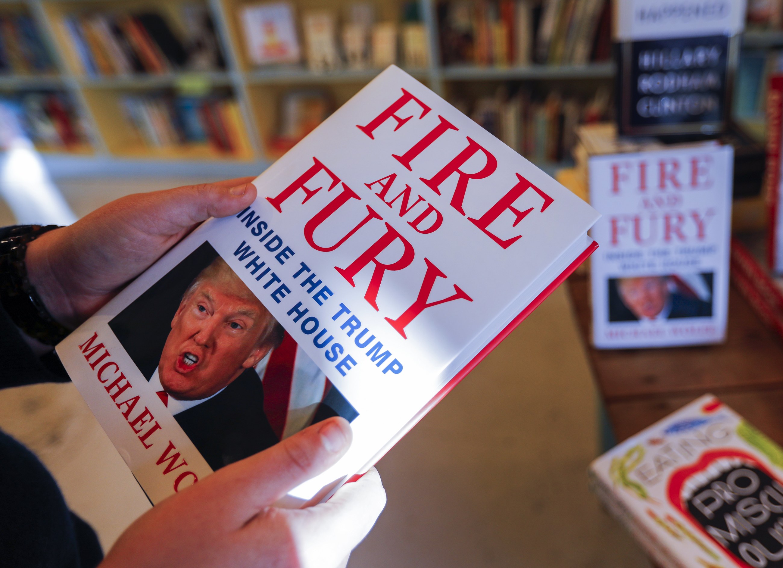 Książka "Fire and Fury: Inside the Trump White House"  o pracy i zdrowiu psychicznym prezydenta USA