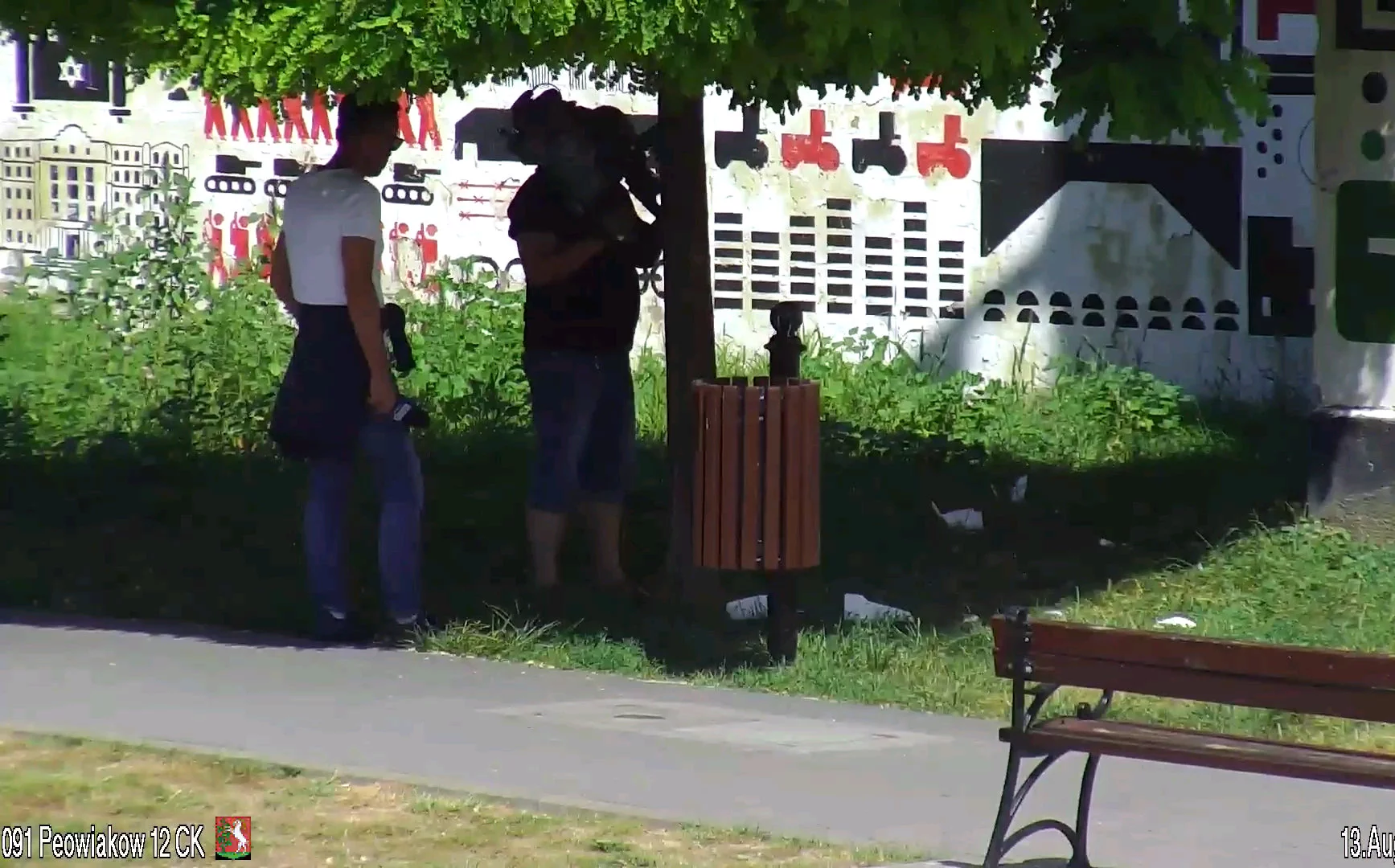 Dziennikarz TVP3 Lublin Tomasz Zalewa na placu Lecha Kaczyńskiego wyciągnął śmieci ze śmietnika, a później je rozrzucił