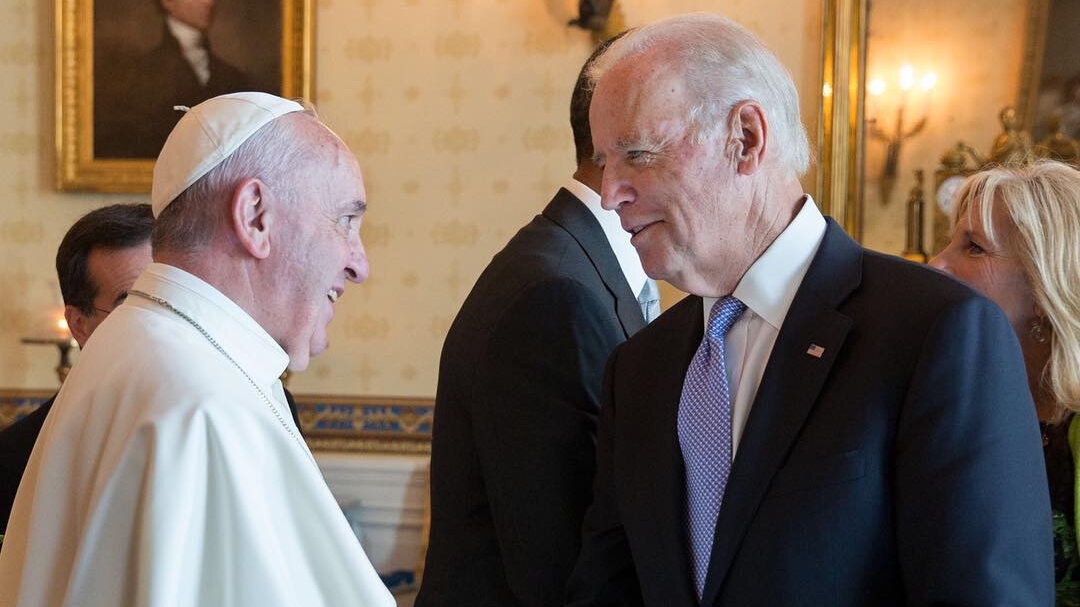 Joe Biden i papież Franciszek w roku 2016