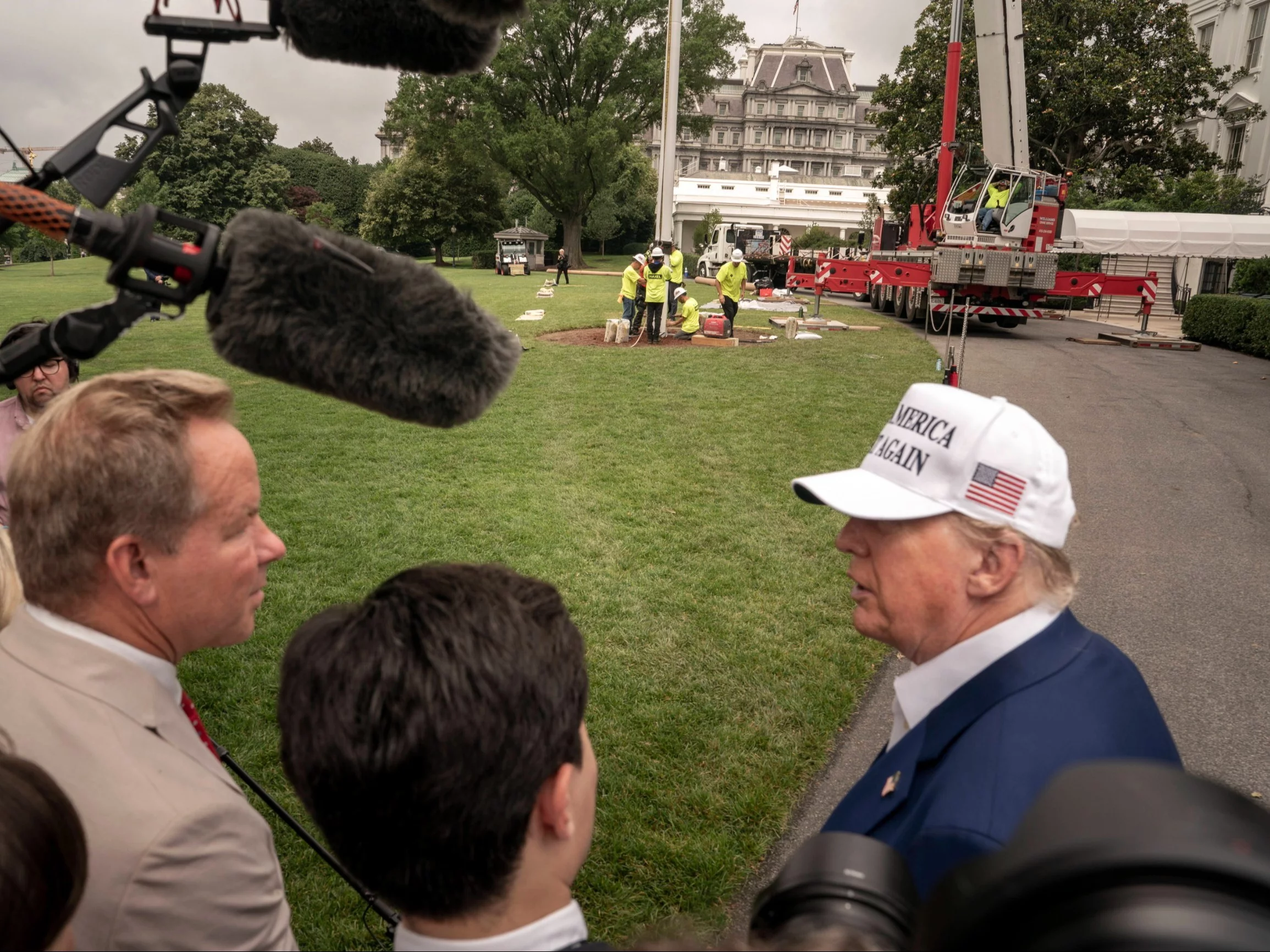 Prezydent USA Donald Trump rozmawia z dziennikarzami