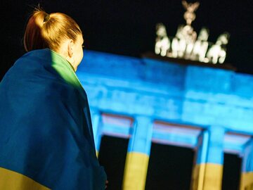 Dziewczyna z Ukrainy przed Bramą Brandenburską w Berlinie