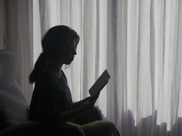 Dziewczynka czytająca książkę, zdjęcie ilustracyjne