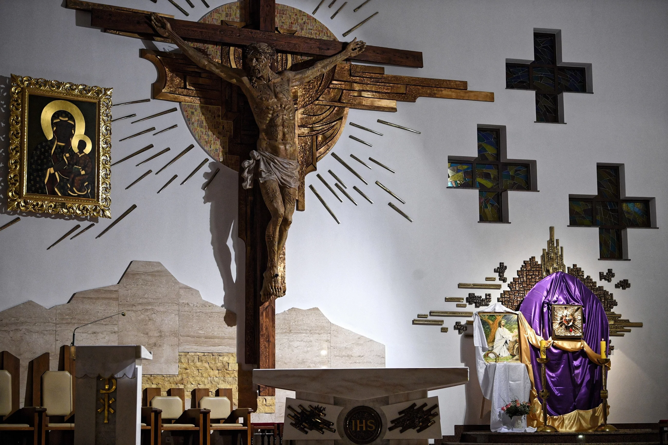 Adoracja Najświętszego Sakramentu w tzw. ciemnicy po mszy Wieczerzy Pańskiej w kościele pod wezwaniem Matki Bożej Królowej Polski w Przemyślu.