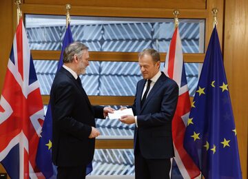 Dzisiaj brytyjski ambasador przy Unii Europejskiej Tim Barrow przekazał szefowi Rady Europejskiej Donaldowi Tuskowi list uruchamiający procedurę Brexitu