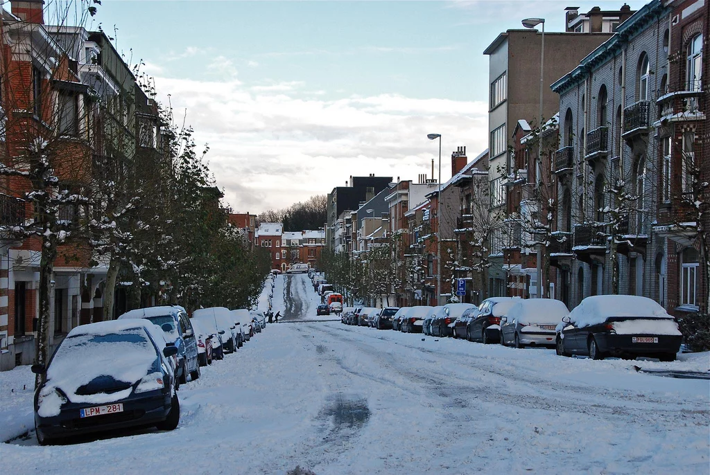 Po kilku dniach opadów śniegu, w całym kraju kilkadziesiąt tysięcy odbiorców nie ma prądu.