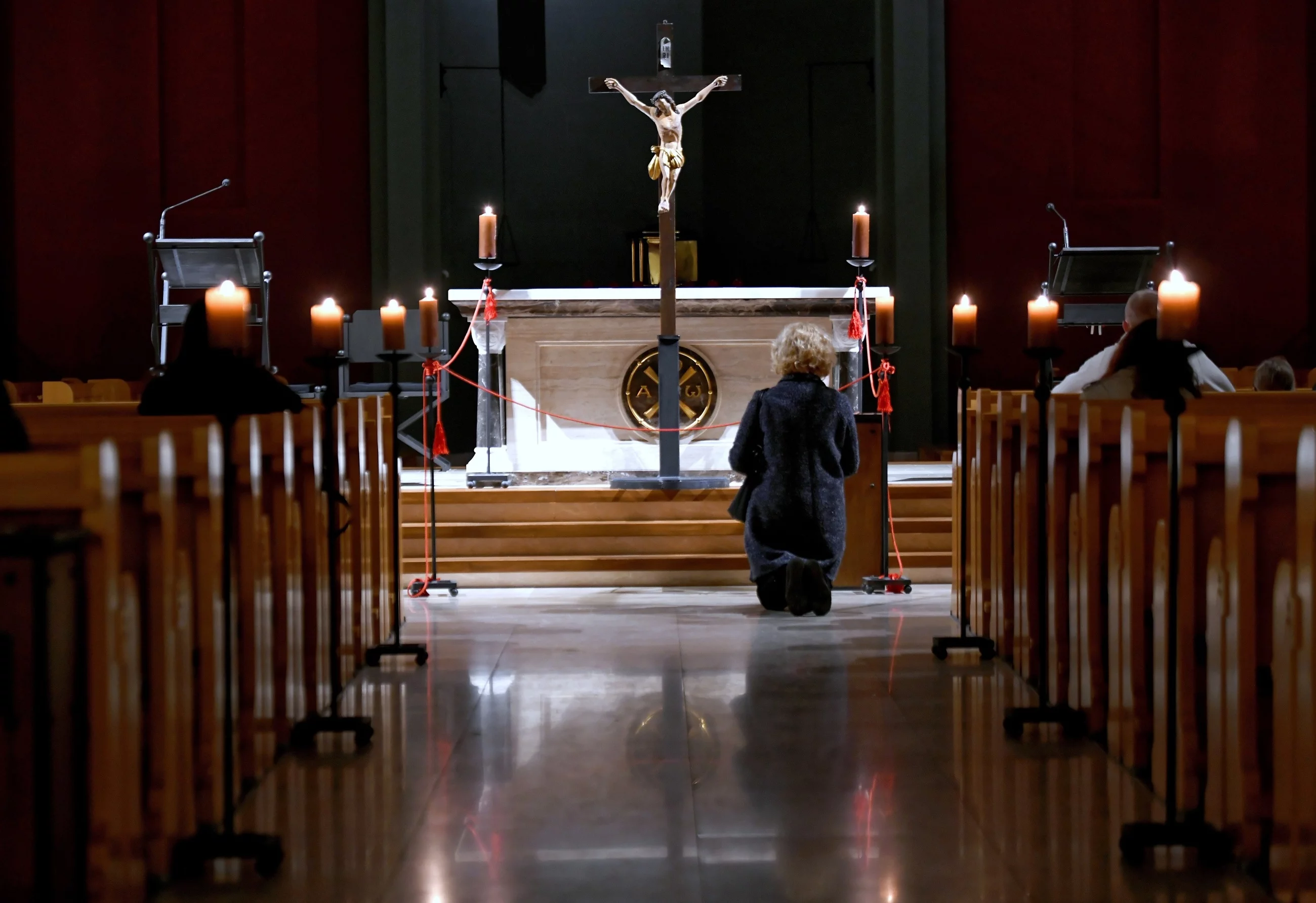 Adoracja krzyża w Wielki Piątek, zdjęcie ilustracyjne
