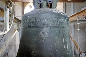 "Dzwon Hitlera" w Herxheim am Berg ze słowami "Wszystko dla ojczyzny - Adolf Hitler" i swastyką