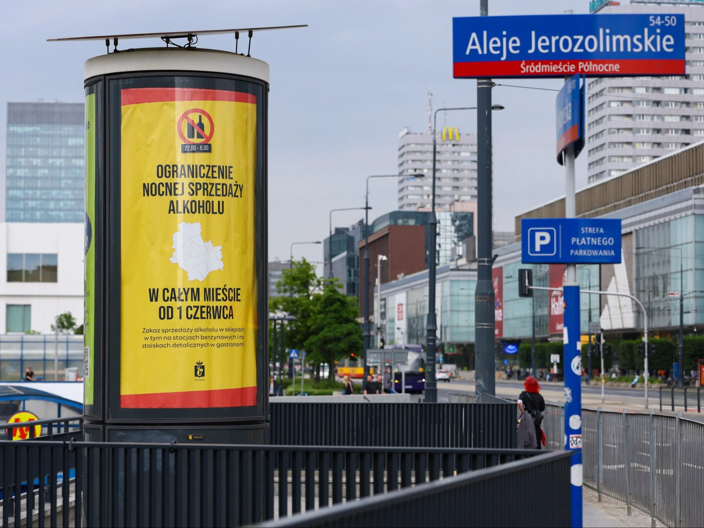 Plakat informujący o ograniczeniu nocnej sprzedaży alkoholu na terenie całej Warszawy