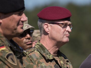 Eberhard Zorn (z prawej), generał dywizji Bundeswehry