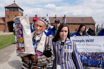 Edward Mosberg wraz ze swoją wnuczką Jordaną Karger uczestniczą w Marszu Żywych w Auschwitz