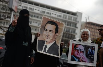 Egipt, Kair. Zwolennicy byłego prezydenta Egiptu Hosni Mubaraka, przed szpitalen wojskowym gdzie przebywał polityk
