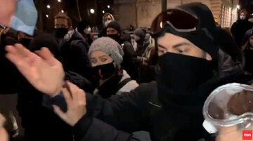 Ekipa Mediów Narodowych nagrała moment, kiedy agresywni demonstracji ich zaatakowali.