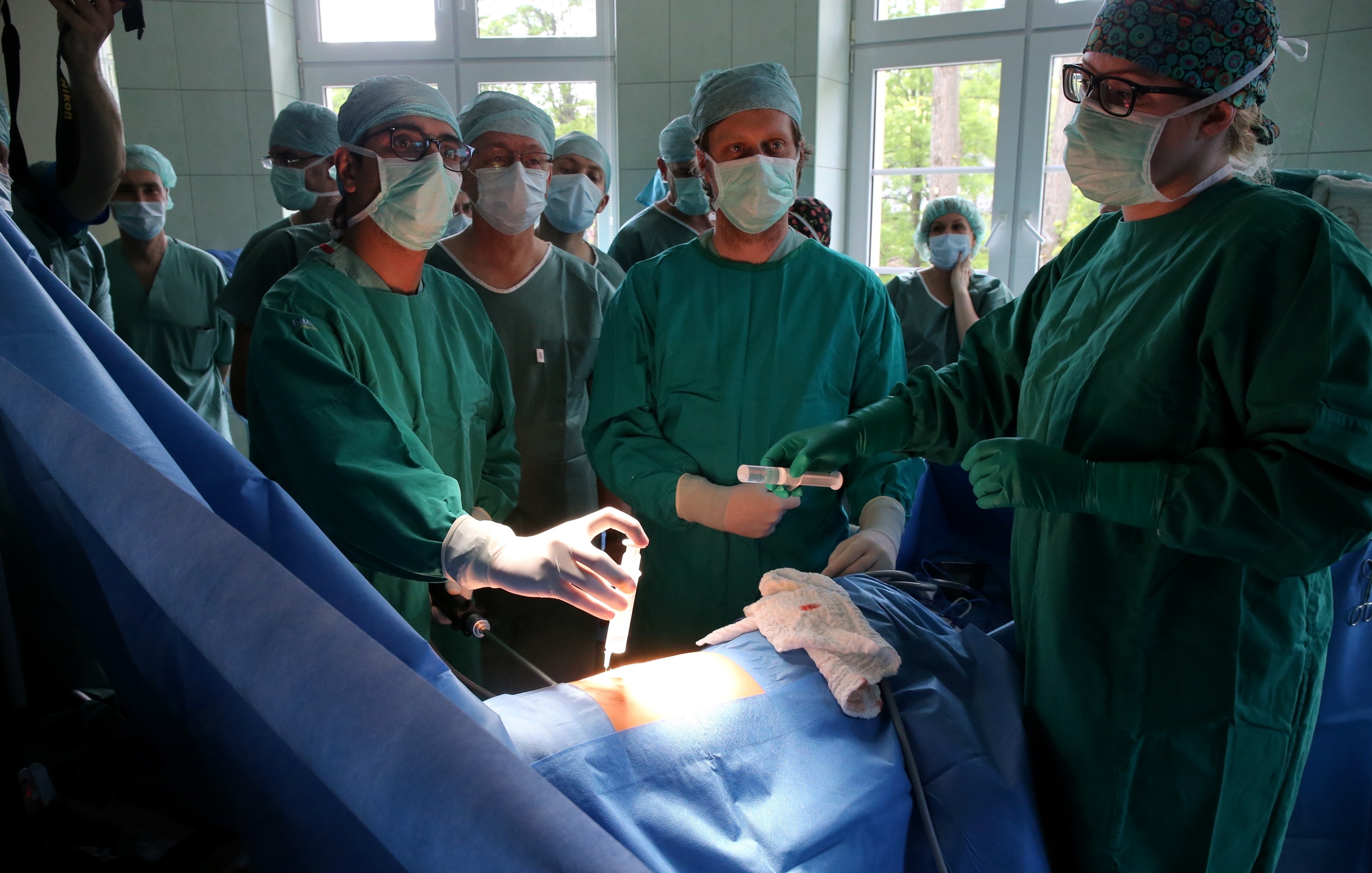 Hiszpański chirurg dr Diego Gonzalez Rivas (L) podczas operacji wycięcia niedużego guza płuc w Samodzielnym Publicznym Szpitalu Specjalistycznych Chorób Płuc im. dr O. Sokołowskiego w Zakopanem,