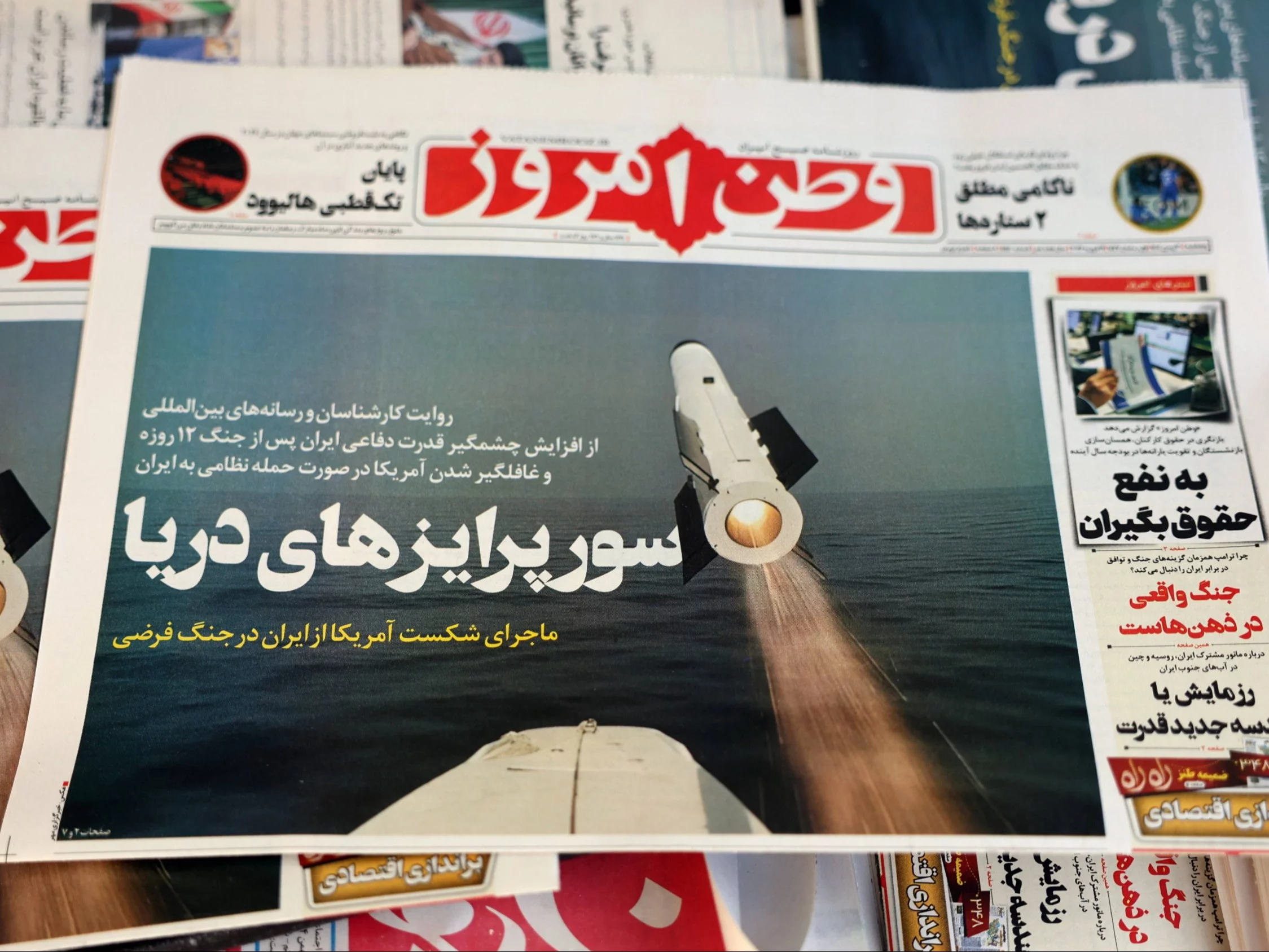 Egzemplarze irańskiego dziennika Vatan-e Emrooz z nagłówkiem "Niespodzianki morskie"