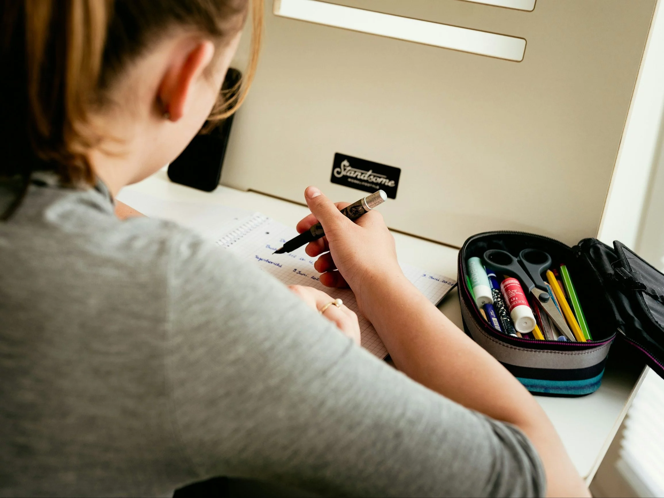 Uczennica podczas odrabiania pracy domowej