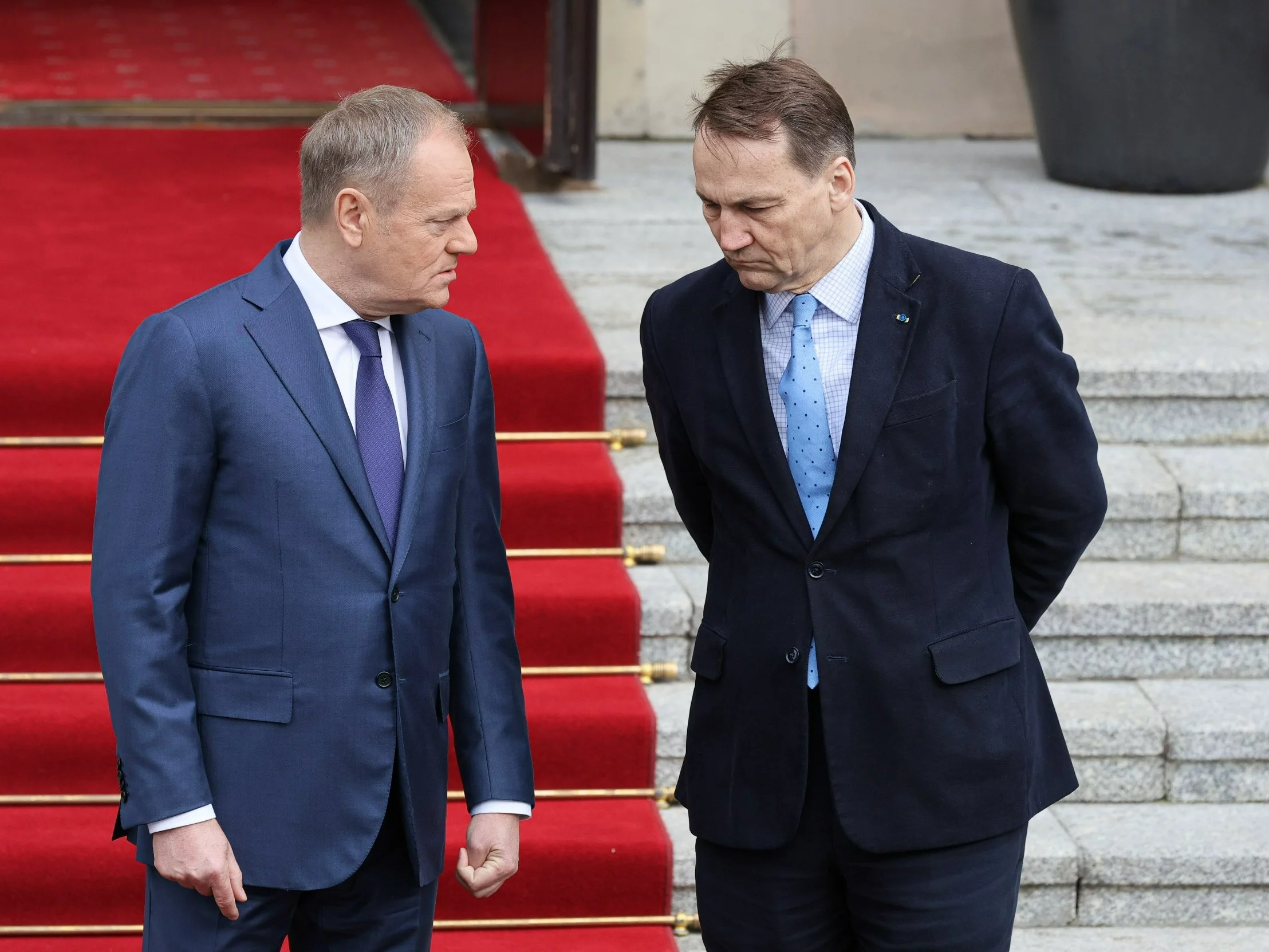 Premier Polski Donald Tusk (L) i minister spraw zagranicznych RP Radosław Sikorski