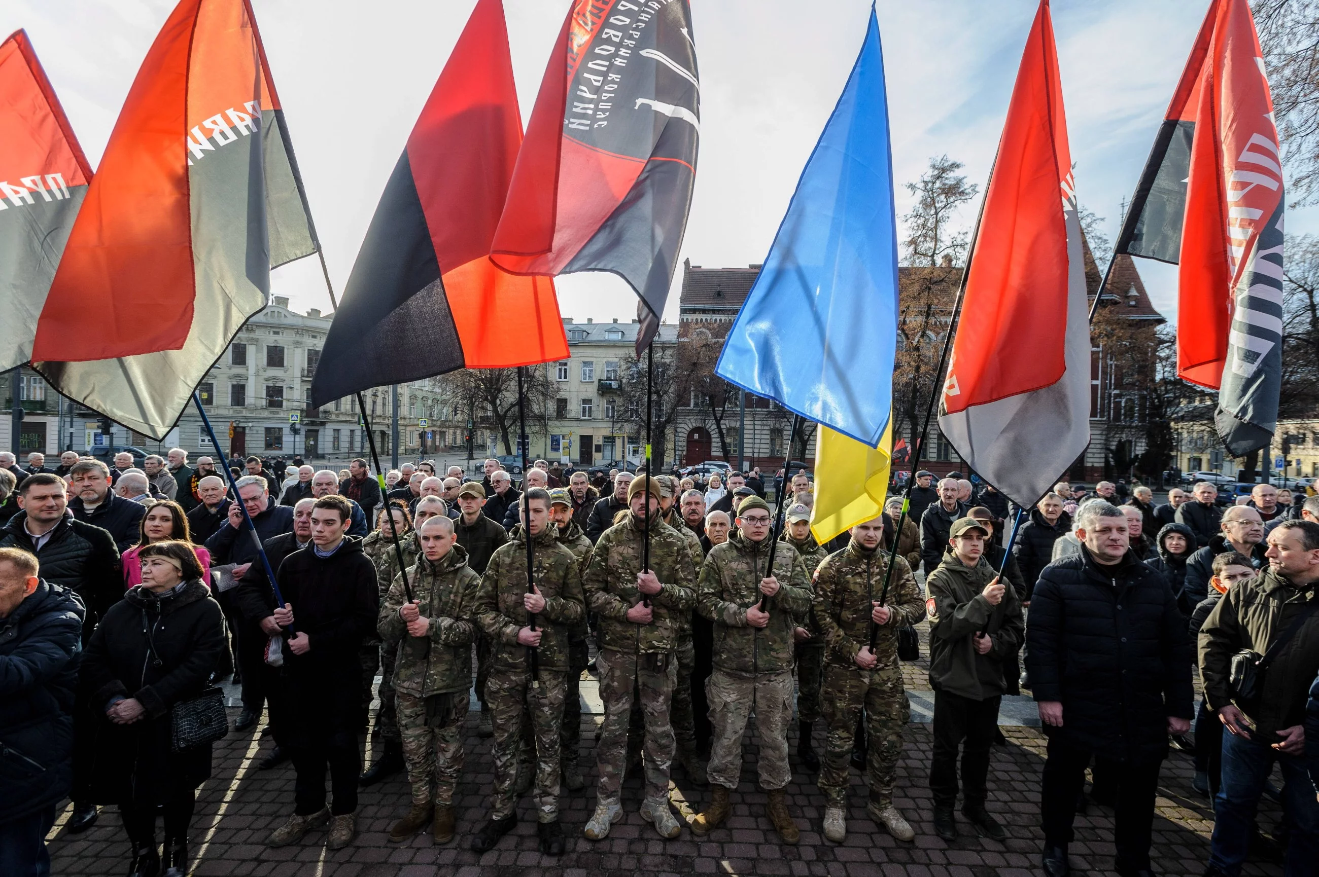 Ukraińcy z flagami Ukrainy i OUN-UPA