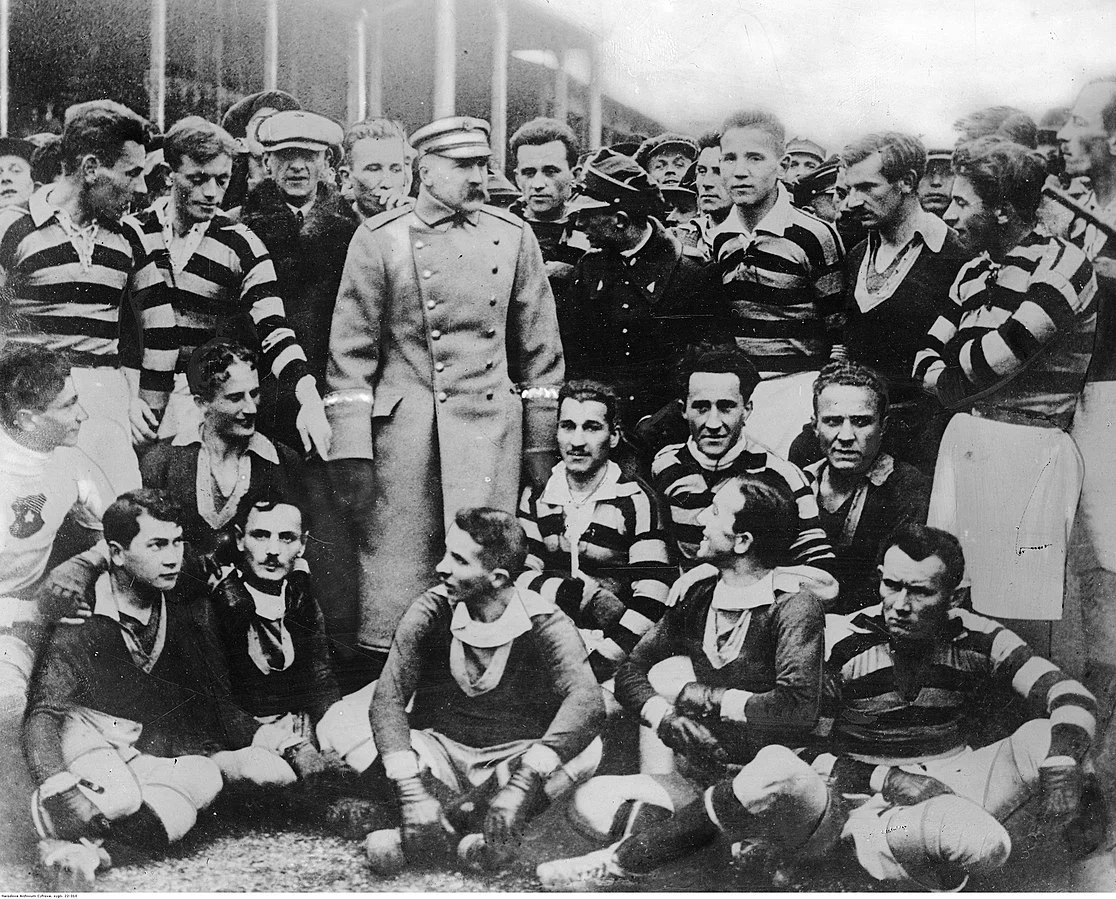 Marszałek Józef Piłsudski w otoczeniu zawodników Pogoni Lwów i Wisły Kraków na stadionie Wisły (1924)