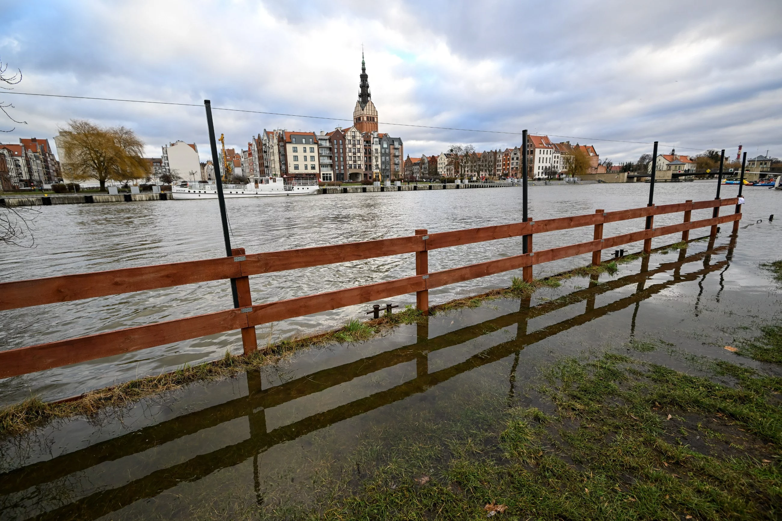 Poziom wody w rzece Elbląg przekroczył stan ostrzegawczy
