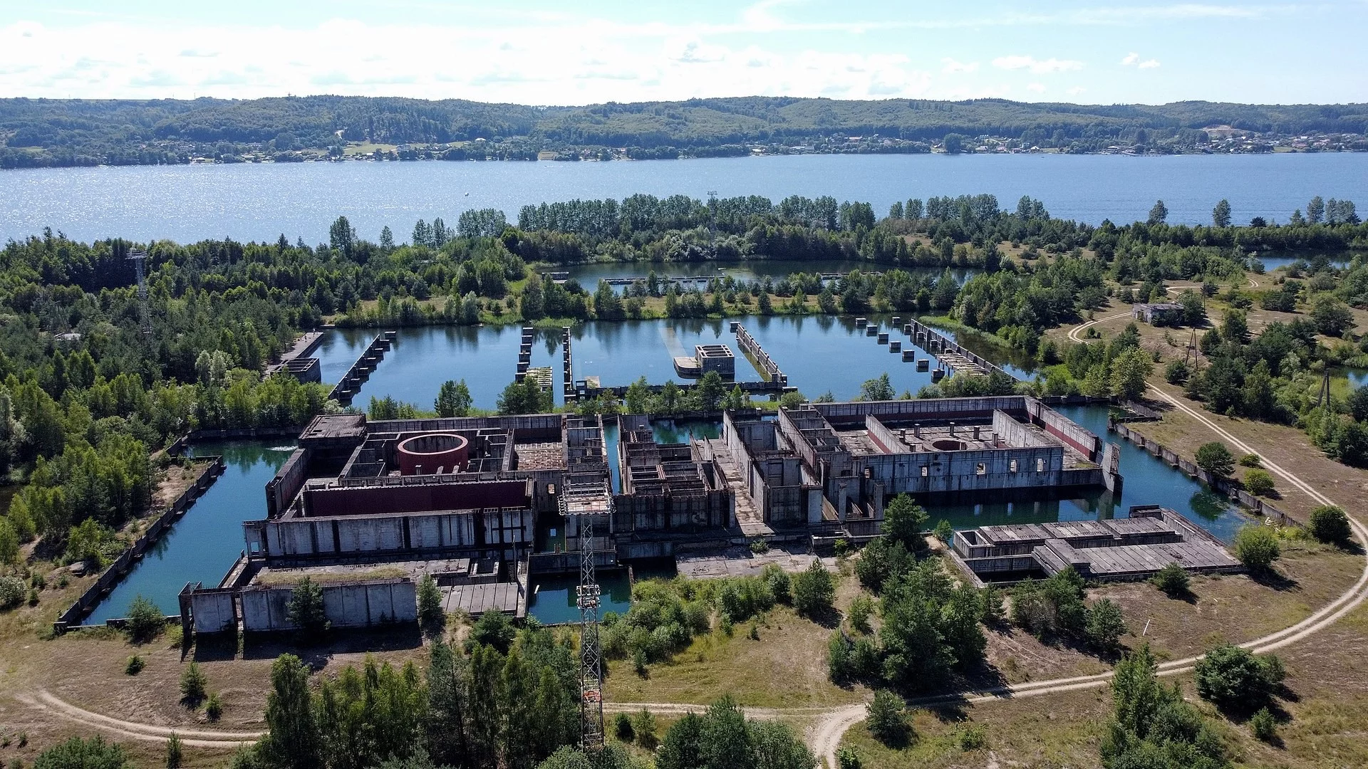 Zdewastowane budynki planowanej elektrowni jądrowej Żarnowiec