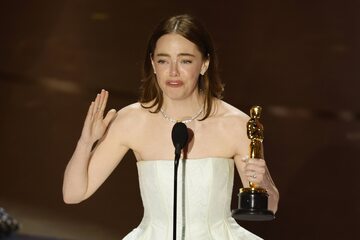 Emma Stone przemawia po zdobyciu Oscara dla najlepszej aktorki za film "Biedne istoty"