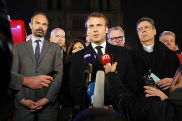 Emmanuel Macron przed katedrą Notre Dame