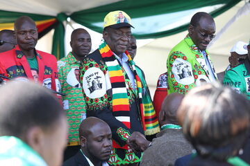 Emmerson Mnangagwa, prezydent Zimbabwe, niedługo przed wybuchem bomby na White City Stadium, w mieście Bulawayo