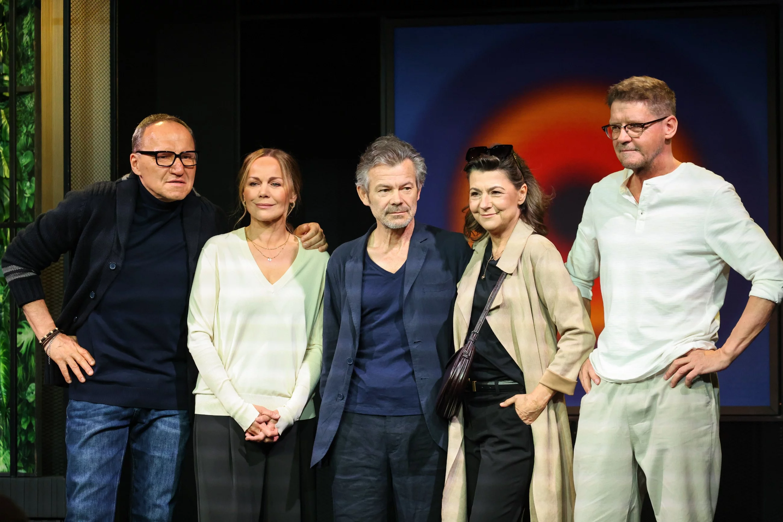Aktor i reżyser Jacek Braciak (C) oraz aktorzy: Monika Krzywkowska (2L), Agnieszka Suchora (2P), Mariusz Jakus (L) i Wojciech Malajkat (P) podczas próby medialnej spektaklu „Pacyfiści” w reżyserii Jacka Braciaka na Scenie Głównej Teatru Współczesnego w W