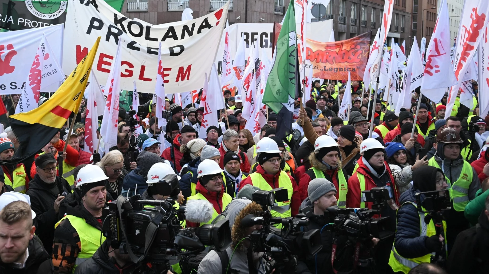 Protest energetyków i górników przed siedzibą Polskiej Grupy Energetycznej w Warszawie