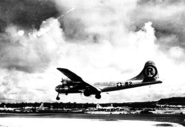 "Enola Gay" ląduje po zrzuceniu bomby atomowej na Hiroszimę