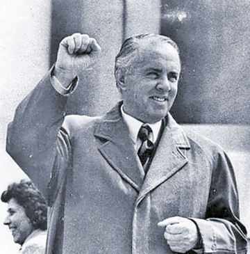 Enver Hoxha podczas wiecu w 1971 r.