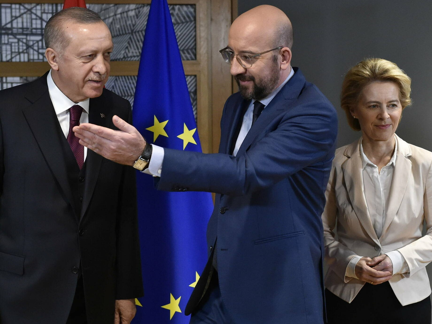 Prezydent Turcji Recep Tayyip Erdogan, przewodniczący Rady Europejskiej Charles Michel i szefowa Komisji Europejskiej Ursula von der Leyen